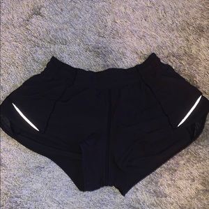 black lululemon hotty hot 2.5” size 6 reg